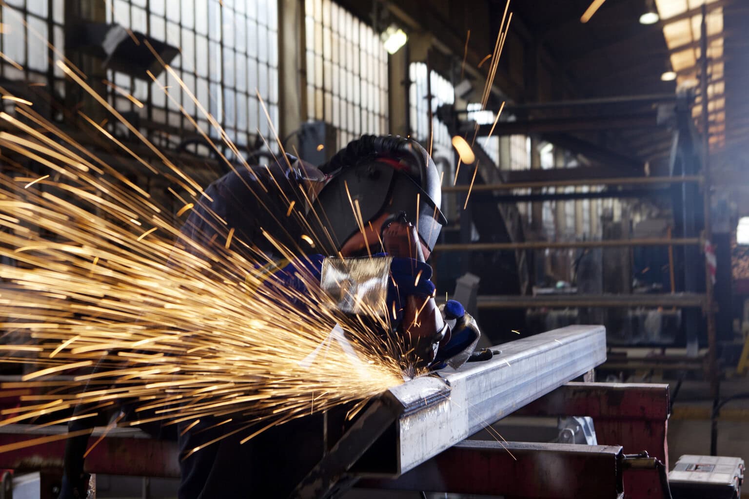 Lavorazioni di carpenteria metallica Saldatura di lamiere in officina metalmeccanica.